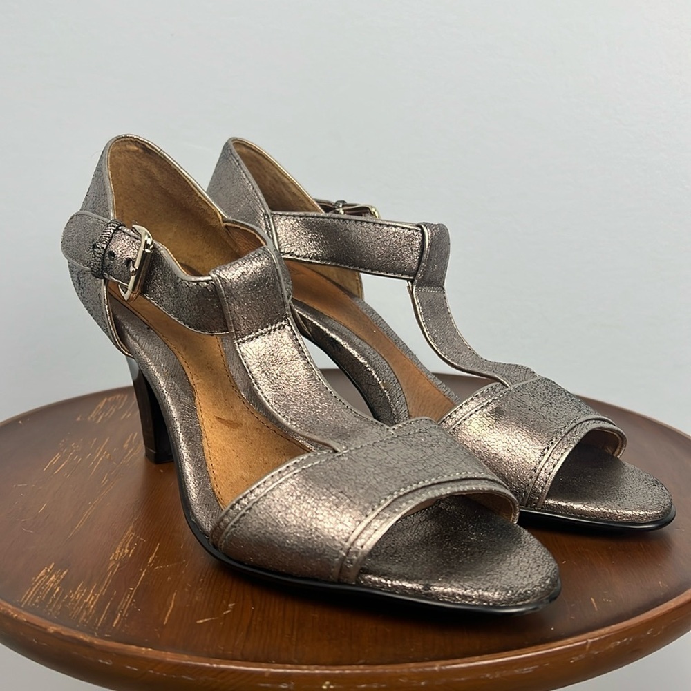 Sofft women’s 9.5 metallic t-strap heeled open toe sandals